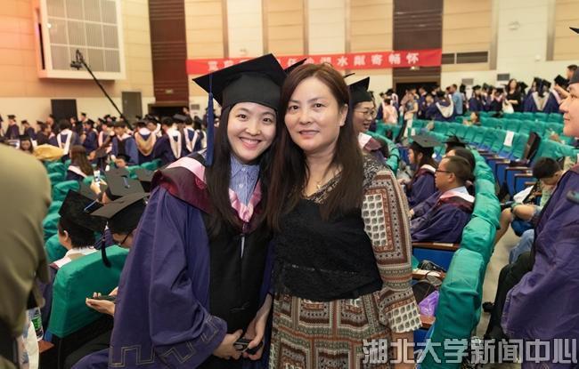 湖北大学2019年研究生毕业典礼暨学位授予仪式举行