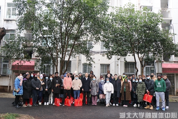 学校看望慰问留校外籍师生