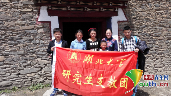 湖北大学研支团成员与康定市藏文中学学生及其家人合影。桂泽红供图