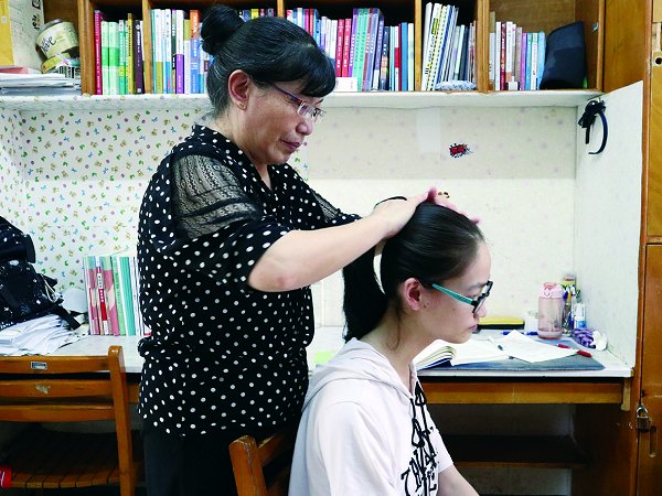 妈妈正在给谭于映梳头 图/记者团丁楠蓝