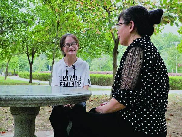 谭于映和妈妈在校园里谈笑 图/记者团丁楠蓝
