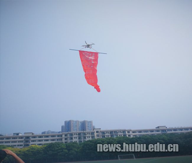 湖创招新出奇招 无人机挂横幅引围观