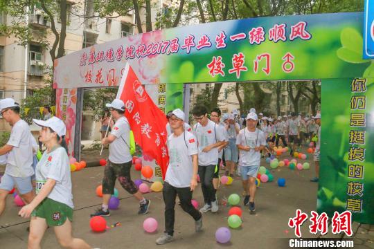 图为,学生参加校园迷你“马拉松” 向正鹏 摄 图为,学生参加校园迷你“马拉松” 向正鹏 摄