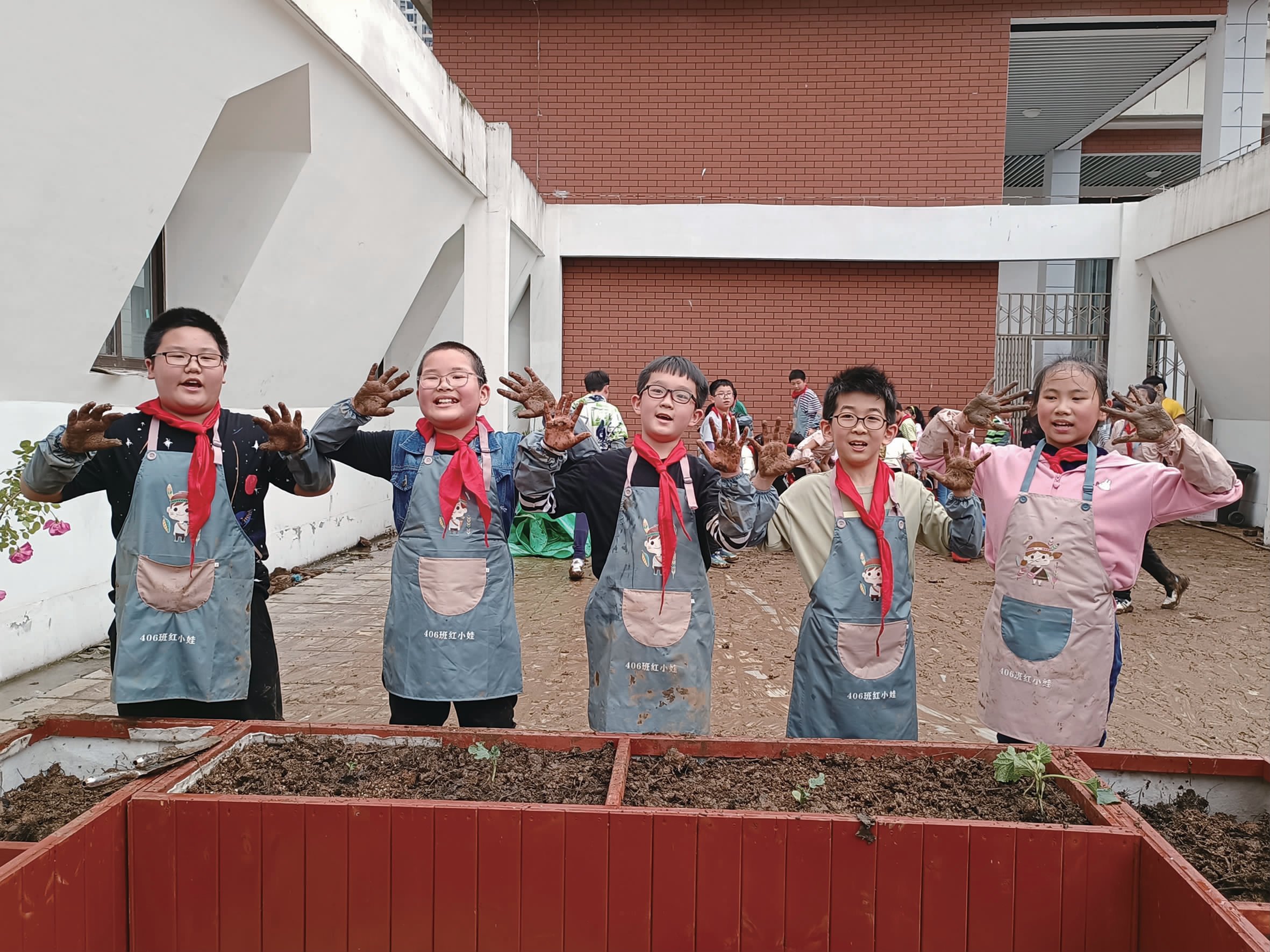 庞静带领小学生“玩土”、种菜