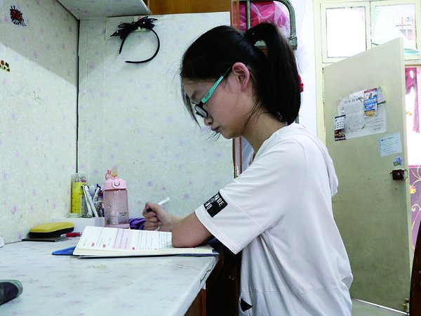 谭于映在宿舍备考研究生考试 图/记者团丁楠蓝