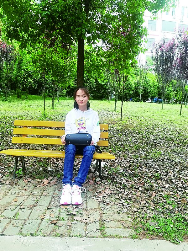 谭于映在校园长椅上小憩 本人供图