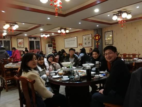 2018年1月31日,马克思主义学院党委副书记、班主任代表郭劲松老师与学院4名留校学生一起提前吃年饭 2018年1月31日,马克思主义学院党委副书记、班主任代表郭劲松老师与学院4名留校学生一起提前吃年饭